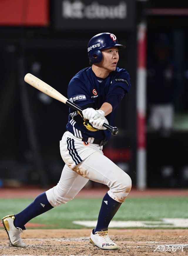 두산 정수빈은 지난 19일 잠실 KIA전에서 1회말 우월 솔로홈런을 때려 개인 통산 1500안타 고지를 밟았다. 외야에서 공을 잡은 팬이 흔쾌히 공을 두산 프런트에 전달한 덕분에 1500안타 기념구를 챙길 수 있었다. 정수빈은 공을 잡은 팬에게 당일 잠실구장&nbsp;‘VIP석’을 선물했다. 스포츠동아DB