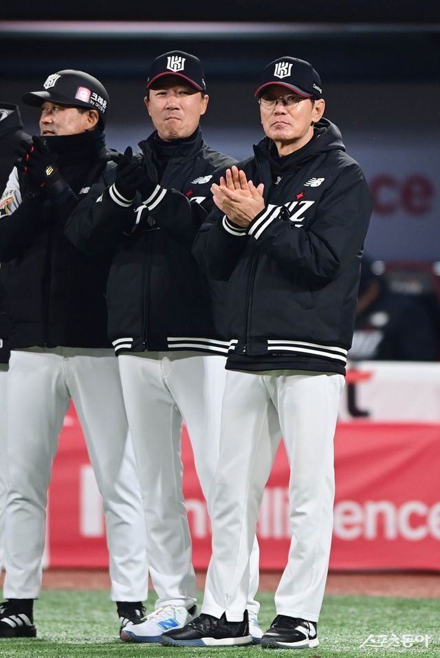 KT 이강철 감독(오른쪽). 스포츠동아 DB