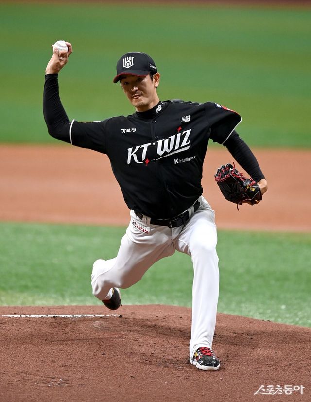 KT 고영표가 20일 고척스카이돔에서 열린 ‘2025 신한 SOL 뱅크 KBO리그’ 키움과 원정경기에서 9이닝 무실점 완봉투로 팀의 5-0 승리를 이끌고 2승째를 따냈다. 고척｜김종원 기자 won@donga.com