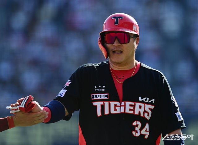 20일 서울 잠실구장에서 열린 ‘2025 신한 SOL Bank KBO리그’ KIA 타이거즈와 두산 베어스의 경기에서 7회초 2사 1, 3루 역전 1타점 중전 적시타를 친 KIA 최형우가 동료와 기쁨을 나누고 있다. 잠실 ｜ 주현희 기자 teth1147@donga.com