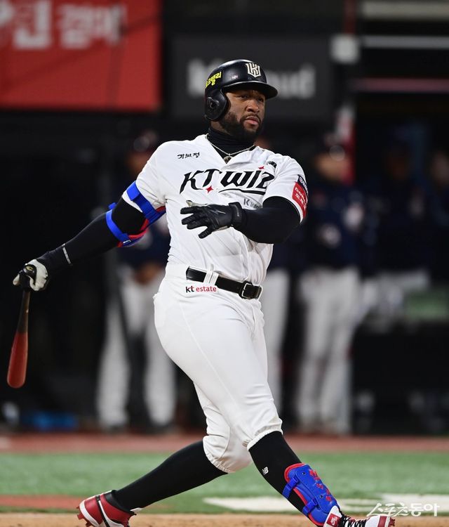 KT 로하스는 3월 8경기에서 타율 0.111에 그치는 등 초반 극심한 부진으로 어려움을 겪었다. 그러나 19일 고척 키움전에서 좌·우타석 하나씩 2홈런을 쳐내는 등 3안타를 폭발하며 살아날 기미를 보였다. 이강철 KT 감독은 로하스의 타격 타이밍이 맞아가는 모습에 반색했다. 스포츠동아 DB