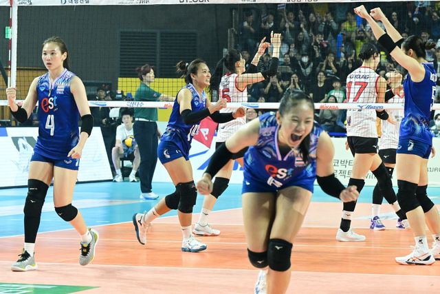 태국 선수들이 20일 화성종합경기타운에서 열린 한국과 ‘2025 한국·태국 여자배구 올스타 슈퍼매치’ 2차전 도중 득점한 뒤 기뻐하고 있다. 태국은 세트스코어 3-1(25-20 25-23 17-25 31-29)로 이겨 이번 이벤트 매치를 2전승으로 마감했다. 사진제공｜KOVO