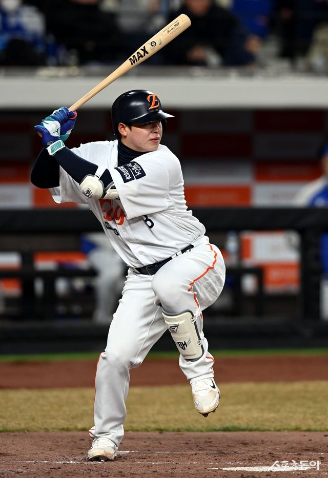 한화 노시환이 20일 대전 한화생명볼파크에서 열린 NC전에서 개인 통산 100번째 홈런을 터트렸다. 2회말 무사 주자 없는 상황에서 NC 선발 이용찬을 상대로 초구를 잡아당겨 좌월 솔로홈런을 만들었다. 최근 5경기에서 5홈런을 쏘아 올린 노시환은 시즌 8호 홈런을 기록해 KIA 패트릭 위즈덤과 함께 홈런 공동 1위에 올랐다. 스포츠동아DB