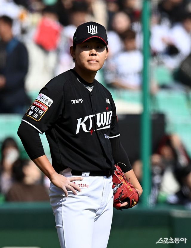 KT 소형준이 변화무쌍한 투구로 예사롭지 않은 활약을 이어가고 있다. 그의 주무기인 투심패스트볼과 커터를 건드렸다가 범타로 물러나는 타자가 속출하고 있다. 스포츠동아DB