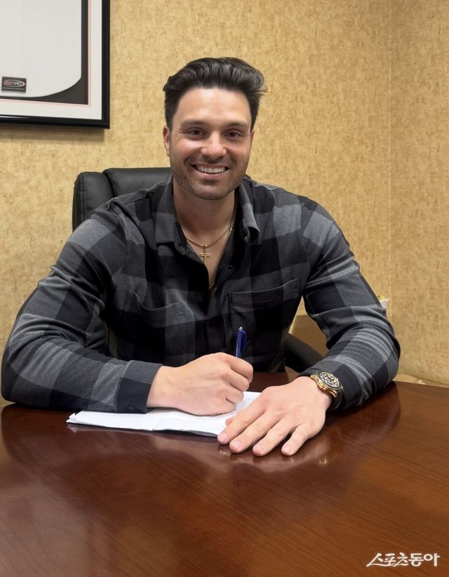 SSG가 20일 기예르모 에레디아의 부상 대체 외국인선수로 라이언 맥브룸을 영입했다. 맥브룸이 SSG와 계약서에 사인하고 있다. 사진제공｜SSG 랜더스