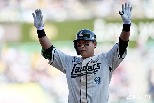 SSG 최준우가 20일 인천SSG랜더스필드에서 LG와 원정경기 7회말 1사 1·2루서 1타점 적시타를 날린 뒤 환호하고 있다. SSG는 최준우의 3타수 2안타 1홈런 3타점 활약에 힘입어 LG를 9-3으로 꺾고 6연패에서 탈출했다. 인천｜김민성 기자 marineboy@donga.com