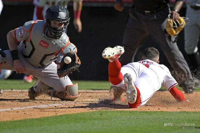 케빈 뉴먼의 역전 끝내기 득점. 사진=게티이미지코리아