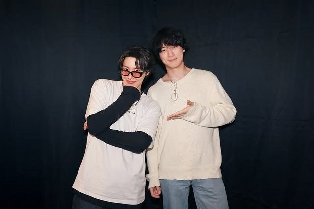 일본 배우 사카구치 켄타로(오른쪽)와 포즈를 취한 제이홉. 두 사람은 2018년 드라마 ‘시그널’ 일본판 OST를 계기로 인연을 맺었다. 제이홉 SNS 캡처