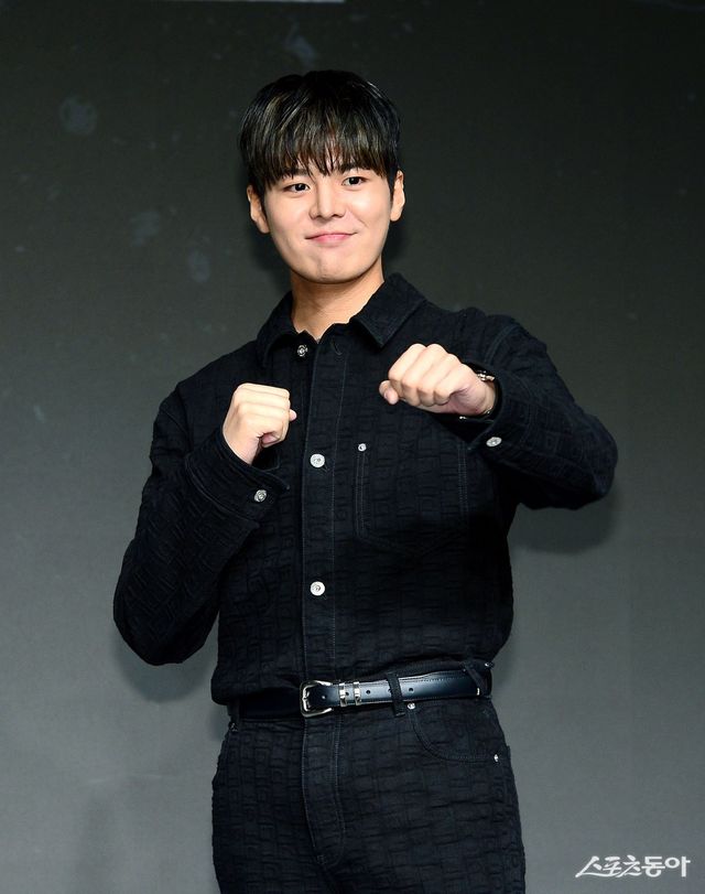 21일 서울 마포구 호텔 나루 엠갤러리에서 열린 넷플릭스 시리즈 ‘약한영웅 Class 2’ 제작발표회에 참석한 려운이 카메라를 향해 포즈를 취하고 있다. 김민성 기자 marineboy@donga.com