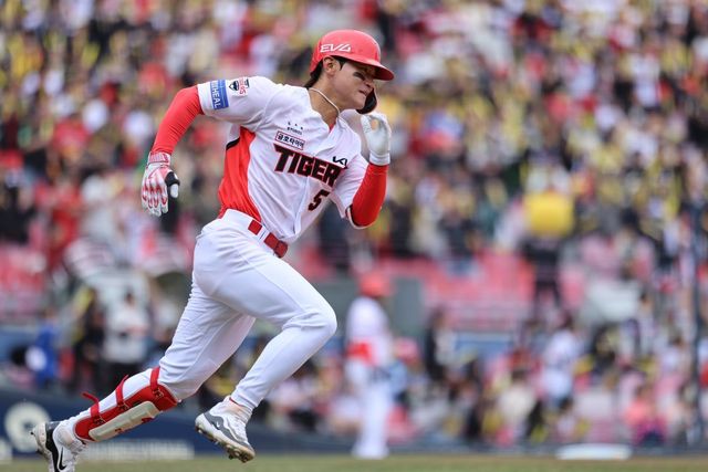 KIA 김도영이 지난 21일에 진행한 햄스트링 초음파 검진에서 “정상 훈련이 가능하다”는 소견을 받았다. 오는 22일부터 기술 훈련을 시작하는 김도영은 이제 본격적으로 1군 복귀를 준비한다. 2년 전 골절 부상을 이겨냈던 것처럼 또다시 빠른 1군 적응 능력을 보일 수 있을지 관심이 모아진다. 사진제공｜KIA 타이거즈