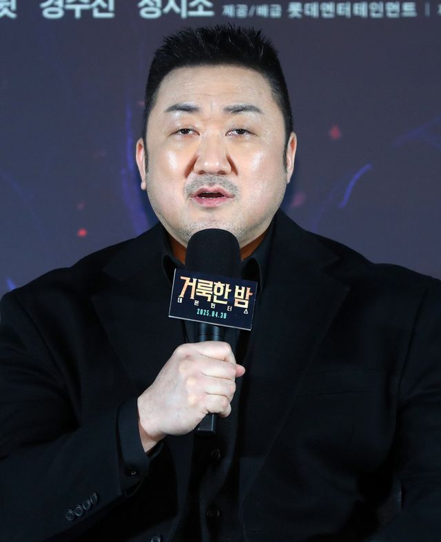 [서울=뉴시스] 김혜진 기자 = 배우 마동석이 2일 오전 서울 광진구 롯데시네마 건대입구에서 열린 영화 ‘거룩한 밤: 데몬 헌터스’ 제작보고회에서 인사말을 하고 있다. ‘거룩한 밤: 데몬 헌터스’는 악을 숭배하는 집단에 의해 혼란에 빠진 도시, 특별한 능력을 가진 어둠의 해결사 ‘거룩한 밤’ 팀 바우(마동석), 샤론(서현), 김군(이다윗)이 악의 무리를 처단하는 오컬트 액션 영화다. 오는 30일 개봉. 2025.04.02. jini@newsis.com