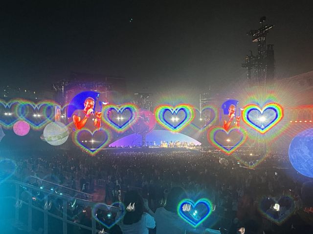 ‘문고글’ 너머로 펼쳐진 환상적인 콘서트장 풍경, 특수 필름 덕분에 색색의 하트가 춤춘다. 이수진 기자