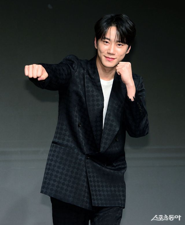 21일 서울 마포구 호텔 나루 엠갤러리에서 열린 넷플릭스 시리즈 ‘약한영웅 Class 2’ 제작발표회에 참석한 이준영이 카메라를 향해 포즈를 취하고 있다.김민성 기자 marineboy@donga.com