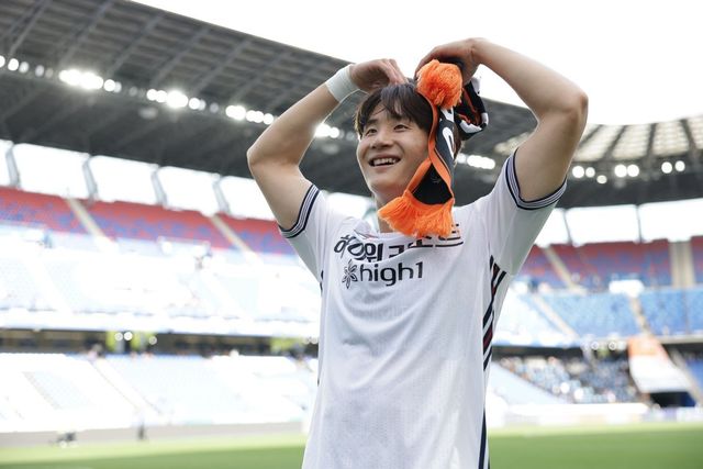 강원의 차세대 대형 수비수 신민하가 19일 울산문수경기장에서 열린 울산과 K리그1 원정경기에서 결승골을 넣고 2-1 승리를 확정한 뒤 원정 팬들에게 감사를 전하고 있다. 신민하는 강원이 브랜드화한 등번호 47번을 받으며 기대감을 높였다. 사진제공｜한국프로축구연맹