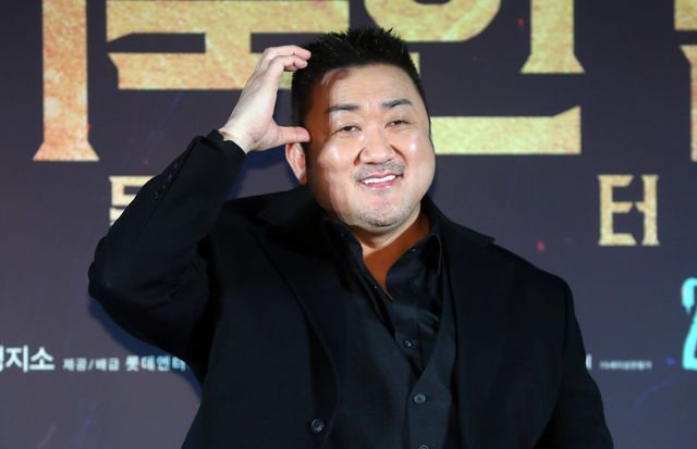 [서울=뉴시스] 김혜진 기자 = 배우 마동석이 2일 오전 서울 광진구 롯데시네마 건대입구에서 열린 영화 ‘거룩한 밤: 데몬 헌터스’ 제작보고회에서 포즈를 취하고 있다. ‘거룩한 밤: 데몬 헌터스’는 악을 숭배하는 집단에 의해 혼란에 빠진 도시, 특별한 능력을 가진 어둠의 해결사 ‘거룩한 밤’ 팀 바우(마동석), 샤론(서현), 김군(이다윗)이 악의 무리를 처단하는 오컬트 액션 영화다. 오는 30일 개봉. 2025.04.02. jini@newsis.com