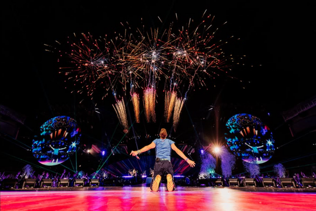 “우리 공연 보러 와줘서 고마워요.” 세계적인 록 밴드 콜드플레이가 16일부터 25일까지 총 6회에 걸쳐 한국 팬들과 만난다. 사진은 16일 공연 현장. 라이브네이션코리아 SNS 캡처