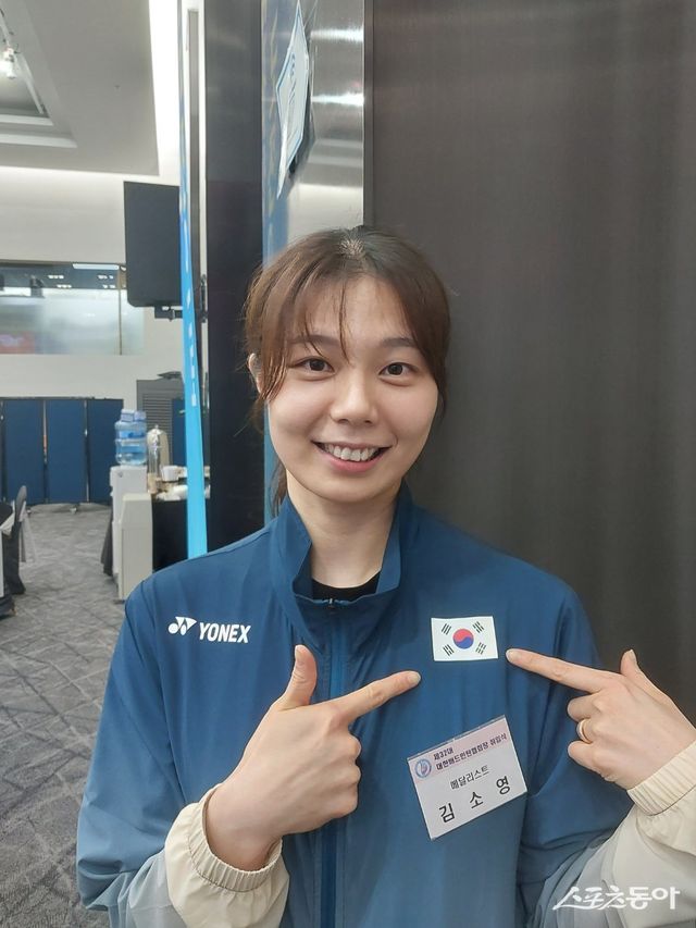 배드민턴국가대표팀 김소영은 올해 국제대회에 출전하지 않았다. 한국여자복식의 계보를 이어 온 스타플레이어지만, 2024파리올림픽 이후 대표팀이 복식조 개편에 돌입하며 주력 조합이 젊은 선수들로 바뀌었기 때문이다. 종전보다 역할이 줄어 답답할 법도 하지만 초연하다. 김소영은 21일&nbsp;서울 송파구 올림픽파크텔에서 열린&nbsp;김동문&nbsp;대한배드민턴협회장의 취임식에서 스포츠동아와 만나 “코트 안에서는 선수로서, 밖에서는 지도자로서 경쟁력을 발휘하는&nbsp;것만 생각한다”고 밝혔다. 권재민 기자 jmart220@donga.com