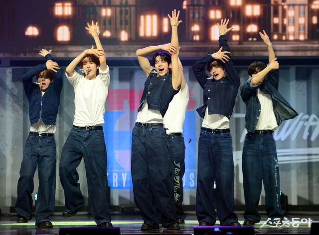 처음 들어도 누구 노래인지 안다. 제목 글자 수도 독보적으로 ‘12음절’ 확실한 영역 표시를 해뒀다. 이쯤 되면 투어스는 ‘하나의 장르’라 봐도 무방하다. ‘2024년 최고의 신예’ 투어스가 돌아왔다. 김민성 기자 marineboy@donga.com