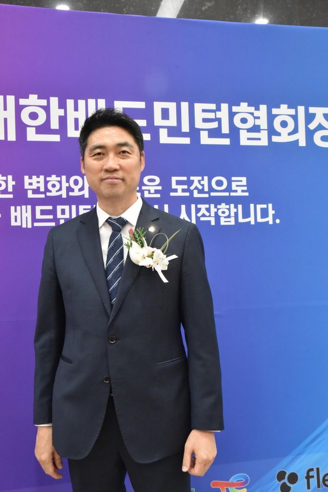 김동문 대한배드민턴협회 제32대 회장이&nbsp;21일&nbsp;서울 송파구 올림픽파크텔에서 열린 취임식을 앞두고 기념촬영을 하고 있다. 김 회장은 임기 중 배드민턴계의 갈등봉합과 쇄신에 집중한다. 사진제공｜대한배드민턴협회