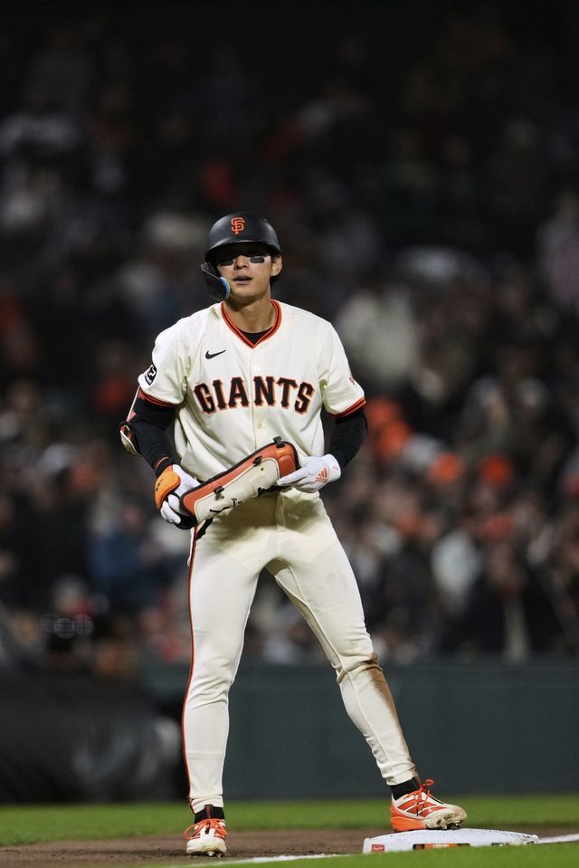 이정후가 22일(한국시간) 미국 캘리포니아주 샌프란시스코 오라클 파크에서 열린 2025 미국프로야구 메이저리그(MLB) 밀워키 브루어스전에서 7회말 1타점 적시 3루타를 날린 뒤 3루 베이스를 밟고 있다. 이정후의 7회말 쐐기타를 앞세운 샌프란시스코는 밀워키를 5-2로 격파했다. 샌프란시스코(미 캘리포니아주) ｜AP 뉴시스