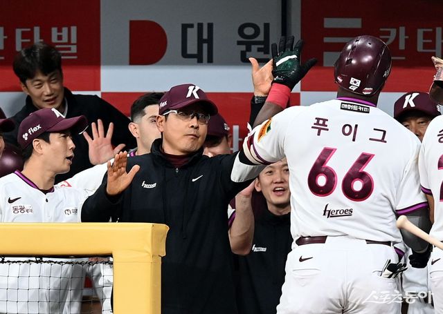 22일 서울 고척스카이돔에서 ‘2025 신한 SOL 뱅크 KBO리그’ 키움 히어로즈와 두산 베어스의 경기가 열렸다. 3회말 2사 1루에서 키움 푸이그가 투런 홈런을 쏘아 올린 후 홍원기 감독의 환영을 받고 있다. 고척 ｜ 김민성 기자 marineboy@donga.com