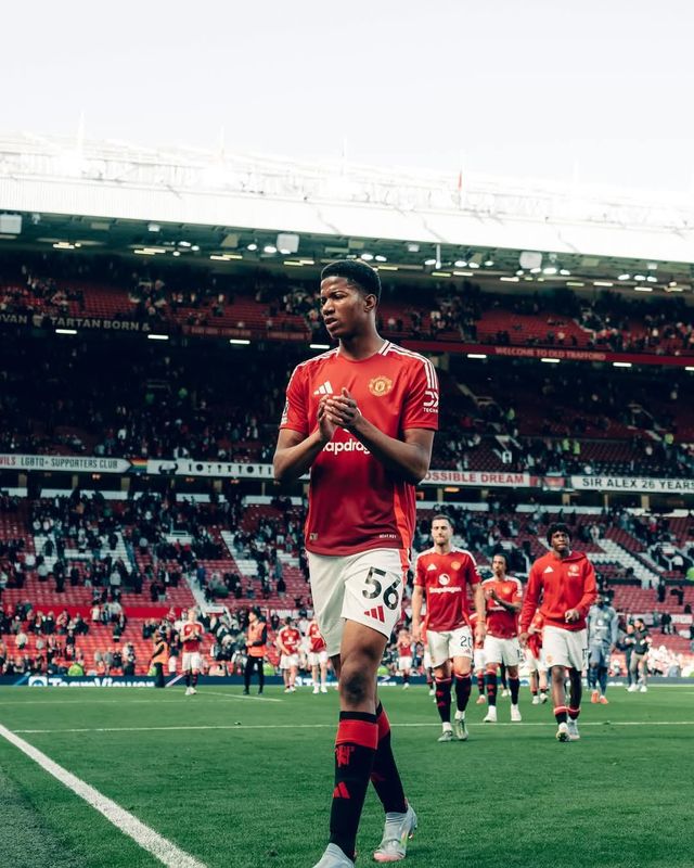 맨체스터 유나이티드 선수들이 20일(한국시간) 안방 올드 트래포드에서 열린 EPL 홈경기에서 울버햄턴에 패한 뒤 침통한 표정으로 그라운드를 빠져나가고 있다. 사진출처｜맨체스터 유나이티드 SNS