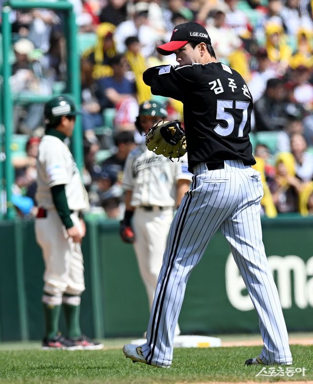 LG 김주온은 20일 인천 SSG전에서 데뷔 첫 선발등판에 나섰지만, 0.1이닝 4사사구 1탈삼진 1실점으로 아쉬움을 남겼다. 염경엽 LG 감독은 김주온이 자신의 무기인 직구를 활용하지 않은 것에 아쉬움을 드러냈다. 인천｜김민성 기자 marineboy@donga.com