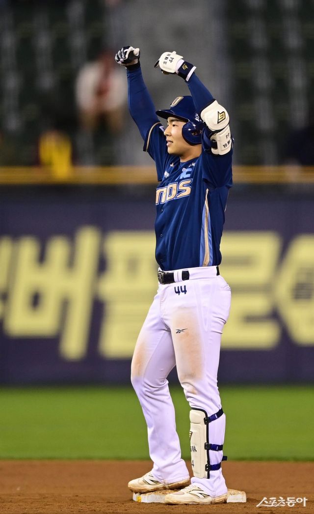 NC 김휘집이 22일 잠실 LG전에서 연장 10회초 결승 1타점 2루타를 쳐내며 팀의 6-5 승리를 이끌었다. NC는 3연패에서 벗어났고, LG는 시즌 첫 연패를 당했다. 잠실｜주현희 기자 teth1147@donga.com