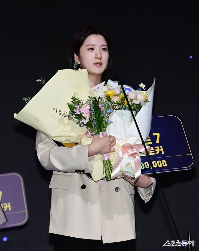 V리그 여자부 FA 최대어 이다현의 선택은 현대건설 잔류가 아닌 흥국생명 이적이었다. 이다현이 14일 ‘도드람 2024-2025 V-리그 시상식’에서 여자부 베스트7에 선정된 뒤 소감을 밝히고 있다. 스포츠동아DB