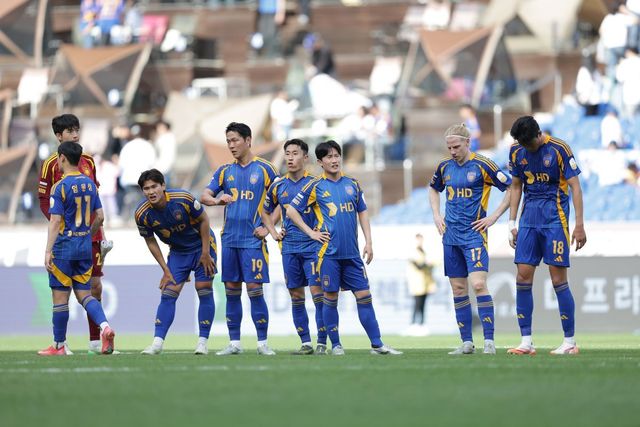 울산 선수들이 19일 울산문수경기장에서 열린 강원과 2025시즌 K리그1 9라운드 홈경기에서 1-2로 진 뒤 허탈해하고 있다. 울산은 올 시즌 과도한 리빌딩에 돌입한 탓에 5위에 머무르며 선두 대전하나시티즌과 선두 경쟁에 어려움을 겪고 있다. 사진제공｜한국프로축구연맹