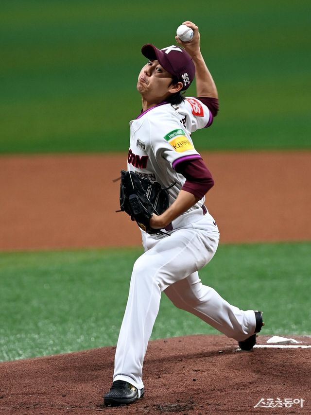 22일 서울 고척스카이돔에서 ‘2025 신한 SOL 뱅크 KBO리그’ 키움 히어로즈와 두산 베어스의 경기가 열렸다. 키움 선발투수 하영민이 힘차게 볼을 던지고 있다. 고척 ｜ 김민성 기자 marineboy@donga.com