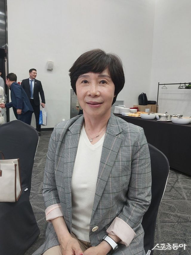 정소영 성심여고 감독은 1992바르셀로나올림픽 여자복식 금메달리스트로 2003년 BWF 명예의 전당에 헌액된 레전드다. 세 딸이 모두 배드민턴 선수로 활약하고 있어 대견함을 느끼면서도, 항상 걱정을 안고 산다. 정 감독은 “한때 모녀 올림픽 메달리스트 욕심도 났지만, 이젠 딸들이 성적보단 건강과 재미에 초점을 맞추며 배드민턴과 인연을 이어가길 바란다”고 말했다. 권재민 기자 jmart220@donga.com