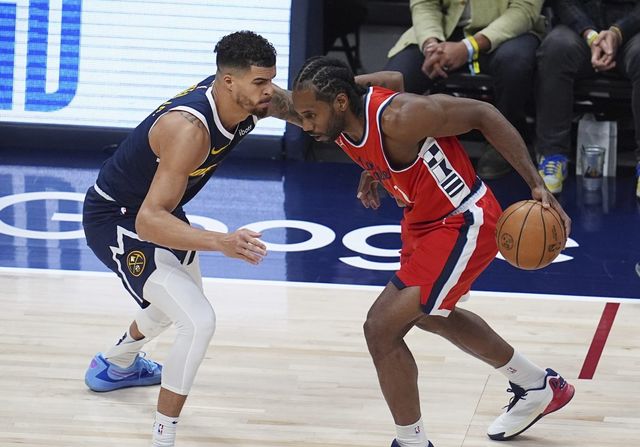 LA 클리퍼스 카와이 레너드(오른쪽)가 22일(한국시간) 덴버와 NBA PO 1라운드 2차전에서 39점을 올리며 팀의 105-102 승리를 이끌었다. 두 팀의 시리즈 전적은 1승1패가 됐다.