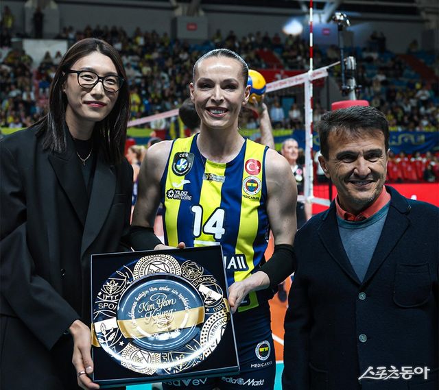 ‘배구여제’ 김연경(왼쪽)이 21일(한국시간) 튀르키예 이스탄불의 부르한 펠렉 배구장에서 친정팀 페네르바체가 준비한 은퇴 행사에서 감사패를 받고 있다. 사진출처｜페네르바체 홈페이지 캡처