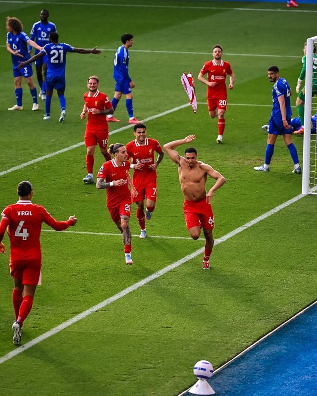 리버풀의 트렌트 알렉산더 아놀드(유니폼 벗은 선수)가 21일 레스터시티와 EPL 33라운드 원정경기에서 결승골을 뽑은 뒤 동료들의 축하를 받고 있다. 사진출처｜리버풀 SNS