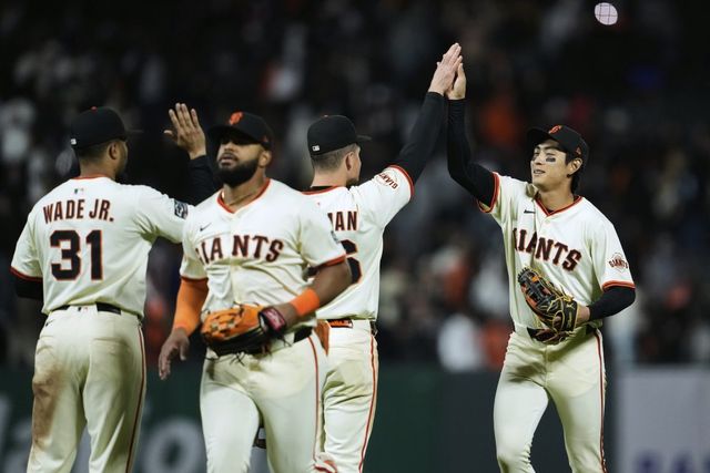 샌프란시스코 이정후(오른쪽)가 22일(한국시간) 미국 캘리포니아주 샌프란시스코 오라클 파크에서 열린 2025 미국프로야구 메이저리그(MLB) 밀워키 브루어스전에서 5-2 승리를 확정지은 뒤 팀 동료들과 함께 세리머니를 펼치고 있다. 샌프란시스코(미 캘리포니아주) ｜AP 뉴시스