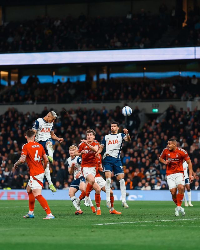 토트넘 히샬리송(왼쪽 위)이 22일(한국시간) 런던 토트넘 홋스퍼 스타디움에서 열린 노팅엄과 EPL 홈경기에서 후반 막판 헤더골을 성공시키고 있다. 토트넘은 1-2로 패해 역대 최악의 부진을 이어갔다. 사진출처｜토트넘 홋스퍼 SNS