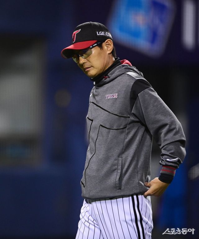 22일 서울 잠실야구장에서 열린 ‘2025 신한 SOL Bank KBO리그’ NC 다이노스와 LG 트윈스의 경기에서 9회초 무사 2루 상황에서 LG 염경엽 감독이 심판 판정에 어필한 후 더그아웃으로 향하고 있다. 잠실 ｜ 주현희 기자 teth1147@donga.com