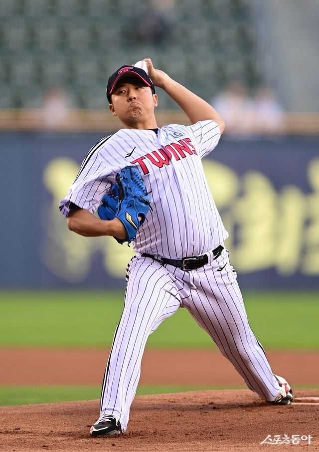 23일 서울 잠실야구장에서 열린 ‘2025 신한 SOL Bank KBO리그’ NC 다이노스와 LG 트윈스의 경기에서 LG 선발 투수 송승기가 마운드에 올라 역투하고 있다. 잠실 ｜ 주현희 기자 teth1147@donga.com