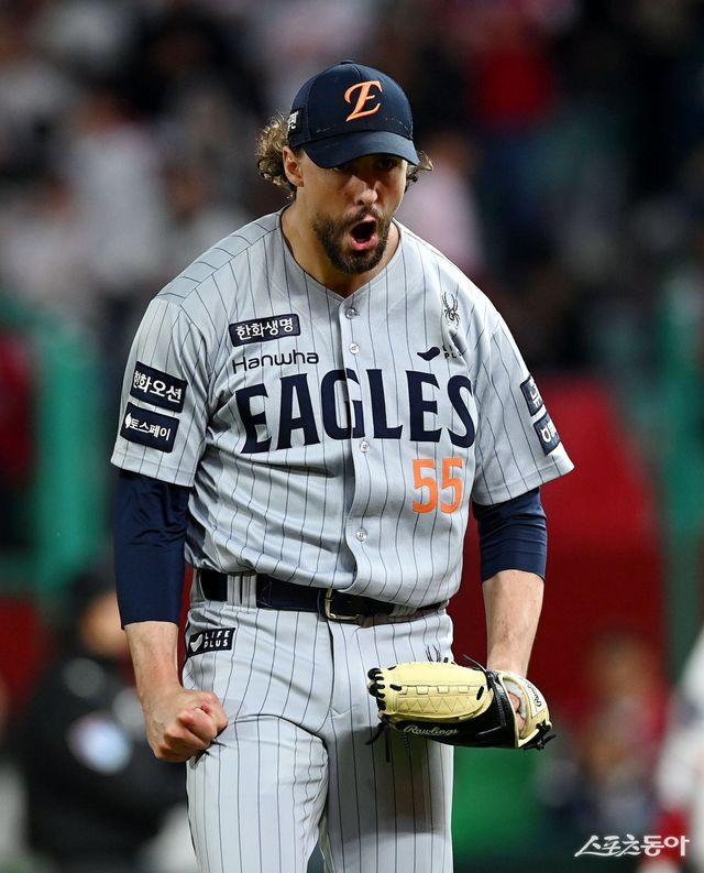 16일 인천 SSG 랜더스필드에서 ‘2025 신한 SOL 뱅크 KBO리그’ SSG 랜더스와 한화 이글스의 경기가 열렸다. 6회까지 SSG 공격을 2실점으로 막은 한화 선발 와이스가 이닝 종료 후 환호하고 있다. 인천 ｜ 김민성 기자 marineboy@donga.com