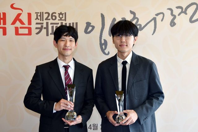 4월 23일 서울 포시즌스 호텔에서 열린 시상식에서의 이지현 9단(왼쪽)과 신진서 9단. 한국기원 제공