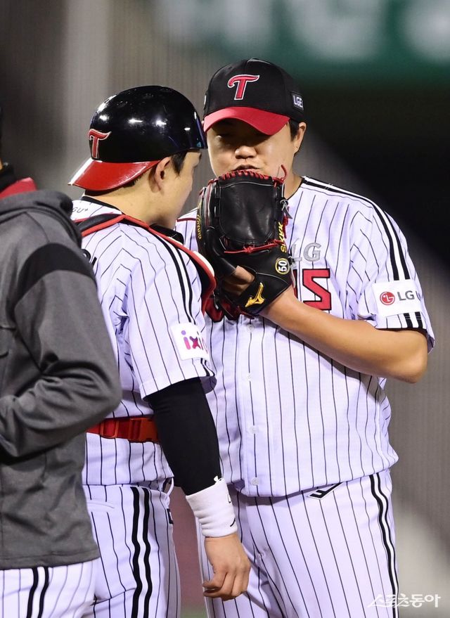 22일 서울 잠실야구장에서 열린 ‘2025 신한 SOL Bank KBO리그’ NC 다이노스와 LG 트윈스의 경기에서 연장 10회초 1사 NC에 1실점한 LG 장현식이 마운드를 내려가며 포수와 이야기를 하고 있다. 잠실 ｜ 주현희 기자 teth1147@donga.com