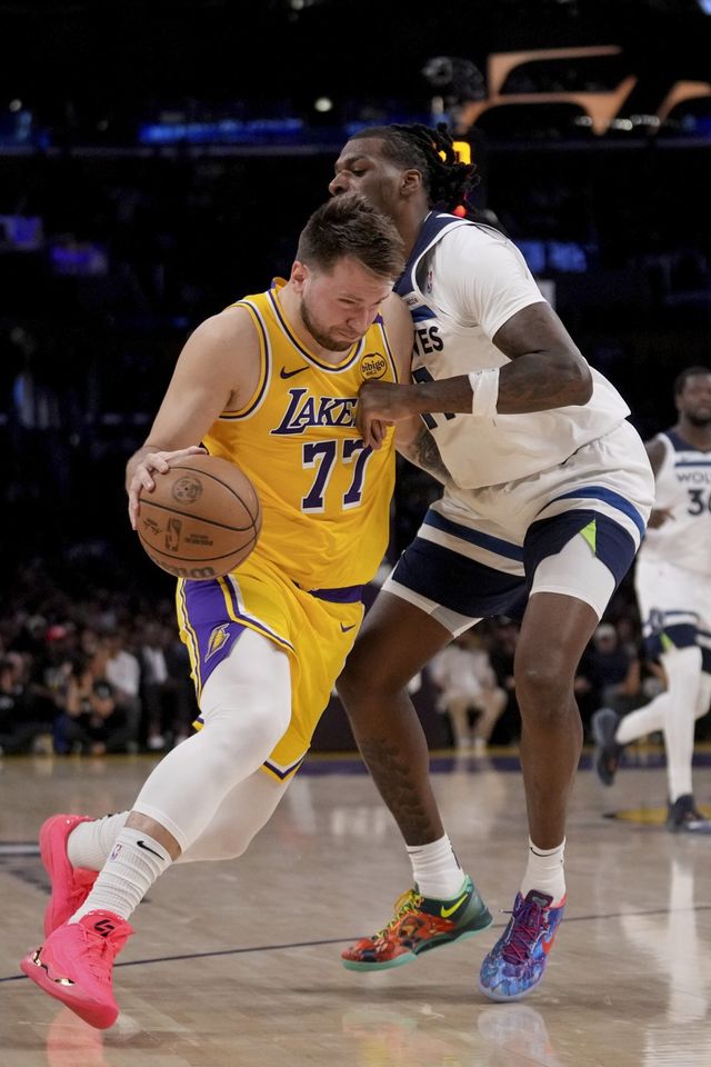 LA 레이커스 루카 돈치치(왼쪽)가 23일(한국시간)&nbsp;크립토닷컴 아레나에서 열린 미네소타와 NBA PO 1라운드 2차전 도중 나지 리드 상대로 돌파를 시도하고 있다. 돈치치와 르브론 제임스가 맹활약한 LA 레이커스가 반격의 1승을 거뒀다. LA｜AP뉴시스