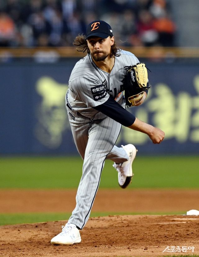한화 외국인투수 라이언 와이스가 23일 사직 롯데전에서 6이닝 12탈삼진 2실점의 위력적 투구로 구단 역대 최초 선발 8연승에 방점을 찍었다. 스포츠동아DB