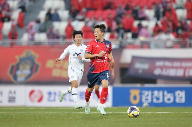 김천 이승원은 2023 아르헨티나 U-20 월드컵에서 브론즈볼을 수상하며 주목받았다. 이후 이렇다 할 모습을 보이지 못했지만, 올해 김천에서 다시 잠재력을 꽃피우고 있다. 그는 “U-20 월드컵 브론즈볼 타이틀은 이젠 부담이 아닌 동기부여다”고 밝혔다. 사진제공｜한국프로축구연맹