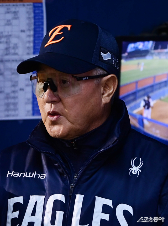 9일 서울 잠실야구장에서 열린 ‘2025 신한 SOL Bank KBO리그’ 한화 이글스와 두산 베어스의 경기에서 한화 김경문 감독이 작전 지시를 하고 있다. 잠실 ｜ 주현희 기자 teth1147@donga.com