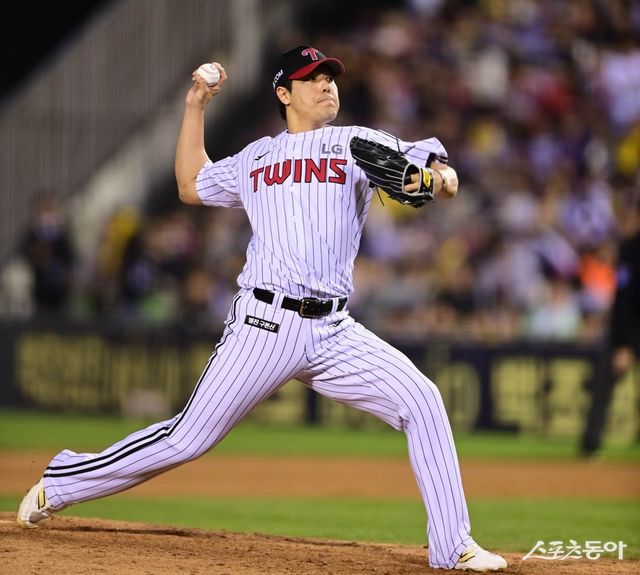 23일 서울 잠실야구장에서 열린 ‘2025 신한 SOL Bank KBO리그’ NC 다이노스와 LG 트윈스의 경기에서 8회초 LG 김진성이 교체로 마운드에 올라 역투하고 있다. 잠실 ｜ 주현희 기자 teth1147@donga.com