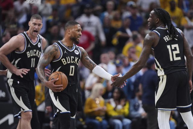 밀워키의 대미안 릴라드(가운데)가 &nbsp;23일(한국시간)&nbsp;게인브릿지 필드하우스에서 열린 NBA PO 1라운드 인디애나와 2차전 도중 동료들과 하이파이브하고 있다. 밀워키는 릴라드가 부상에서 돌아왔지만 이날 경기에서 패했다. 인디애나폴리스(미 인디애나주)｜AP뉴시