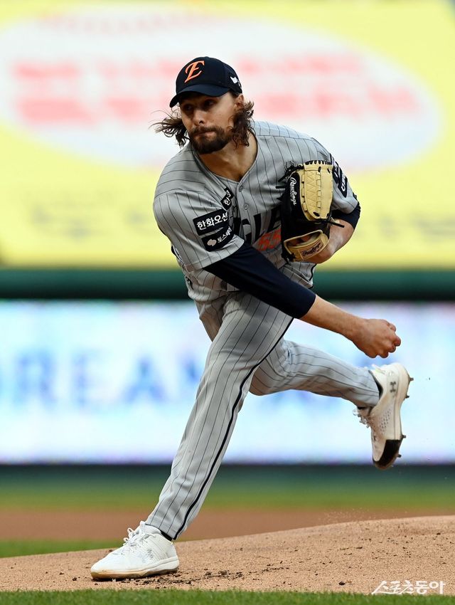 16일 인천 SSG 랜더스필드에서 ‘2025 신한 SOL 뱅크 KBO리그’ SSG 랜더스와 한화 이글스의 경기가 열렸다. 한화 선발투수 와이스가 힘차게 볼을 던지고 있다. 인천 ｜ 김민성 기자 marineboy@donga.com