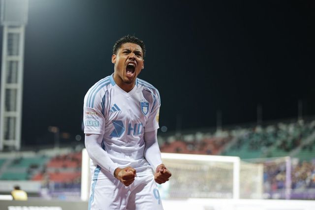 울산 에릭이 23일 안양종합운동장에서 열린 안양과 2025시즌 K리그1 19라운드 원정경기에서 후반 5분 PK 결승 골을 터트린 뒤 포효하고 있다. 1-0으로 이긴 울산은 5위에서 2위로 올라서며 선두 대전하나시티즌을 바짝 추격했다. 사진제공｜한국프로축구연맹